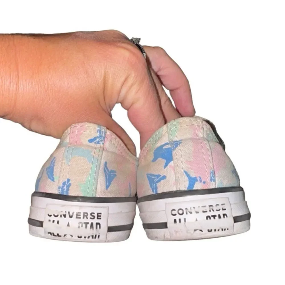 ❤️‍🔥Converse Junior Low Tops White Shark Pastel Print - Size 2
